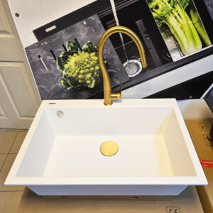 Chiuveta bucatarie granit CookingAid Cube ON8410 Alba / Polar White cu Baterie CookingAid Flores Gold si capac scurgere auriu periat + accesorii montaj