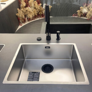 Chiuveta bucatarie inox CookingAid TASCA CANOVA DuriX 50 mata, rezistenta la zgarieturi si ventil/preaplin negru, cu montaj pe blat, sub blat sau la nivelul blatului si accesorii montaj